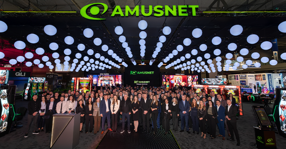 Stand da Amusnet na ICE Barcelona 2026 durante celebração dos 10 anos da empresa