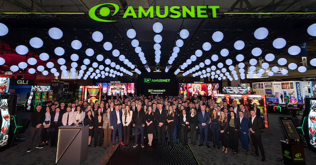 Stand da Amusnet na ICE Barcelona 2026 durante celebração dos 10 anos da empresa